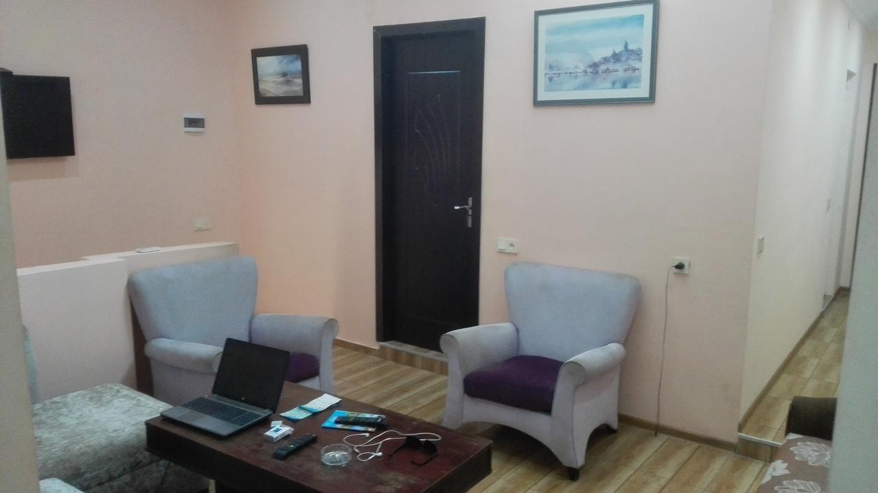 Everyday Cat Hostel Batumi Exterior photo