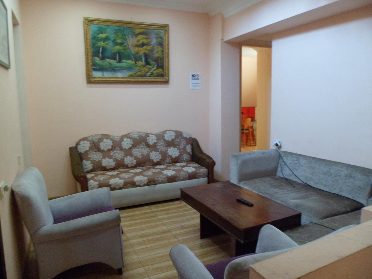 Everyday Cat Hostel Batumi Exterior photo